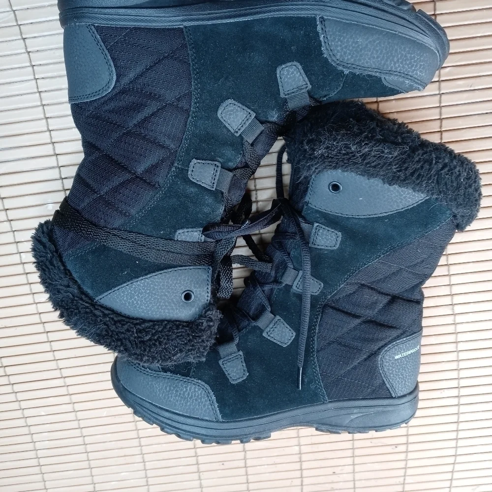 Columbia women's black suede faux fur waterproof lace up winter boots. Sz 6M. 16